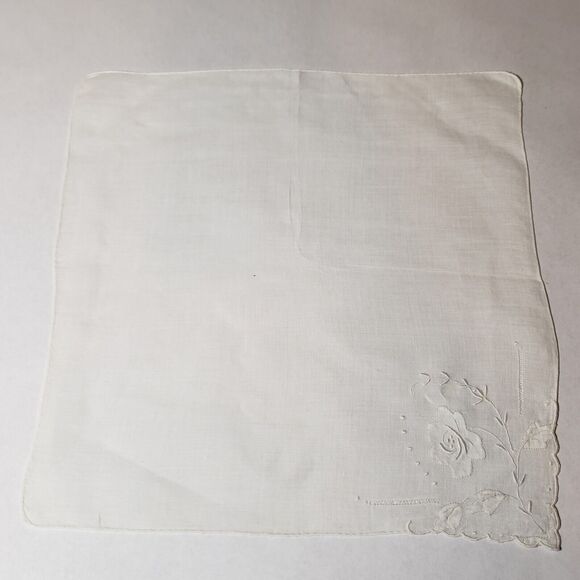 VINTAGE HANKIE WHITE FLORAL EMBROIDERY SCALLOPED EDGE HANDMADE POCKET SCARF - Picture 9 of 9